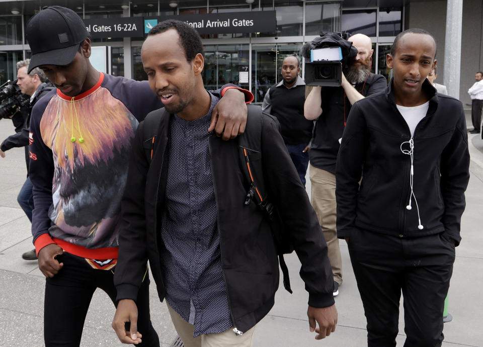 Abdifatah Ibrahim, centro, y su hermano Abdi, derecha, caminan con un amigo no identificado en Christchurch, Nueva Zelanda, el domingo 17 de marzo de 2019. (AP Foto/Mark Baker)