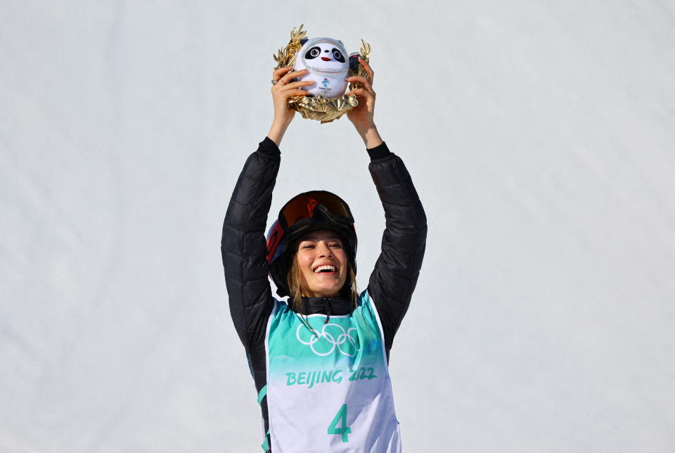 2022 Beijing Olympics - Freestyle Skiing - Women's Freeski Big Air - Final - Run 3 - Big Air Shougang, Beijing, China - February 8, 2022. Gold medallist Gu Ailing Eileen of China celebrates during the flower ceremony. REUTERS/Fabrizio Bensch SEARCH 