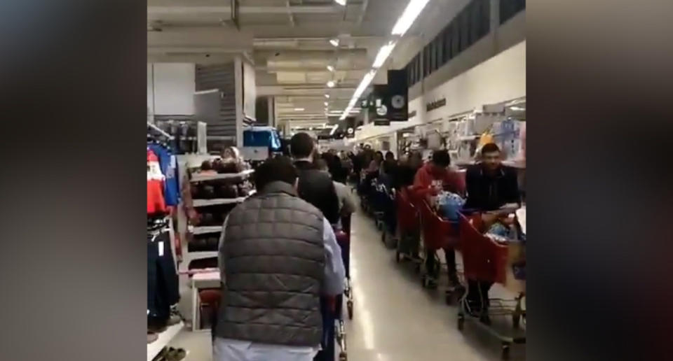 Muchas personas acuden a los supermercados para abastecerse de productos básicos tras las medidas drásticas anunciadas en Madrid contra el coronavirus. (Crédito: Twitter/@janogarcia_)