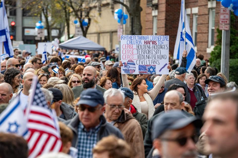 La gente marcha en Brookline, Massachusetts, el 5 de noviembre de 2023, en apoyo del derecho de Israel a defenderse de Hamás. <a href="https://www.gettyimages.com/detail/news-photo/people-march-during-a-rally-to-show-local-support-for-news-photo/1765100173?adppopup=true" rel="nofollow noopener" target="_blank" data-ylk="slk:Joseph Prezioso/AFP via Getty Images;elm:context_link;itc:0;sec:content-canvas" class="link ">Joseph Prezioso/AFP via Getty Images</a>