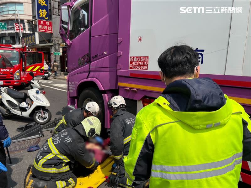 消防人員到場協助救出婦人。（圖／翻攝畫面）