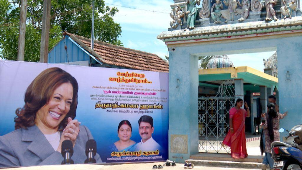 Una pancarta de Kamala Harris en el pueblo indio de Thulasendrapuram.