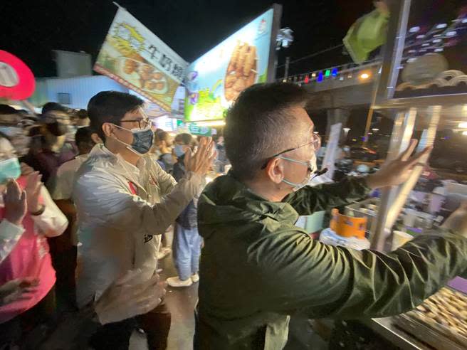 高雄市長陳其邁（左）選前北上台中輔選，18日晚間到南區大慶夜市陪民進黨籍台中市長候選人蔡其昌（右）拜票，受攤商歡迎。（張妍溱攝）