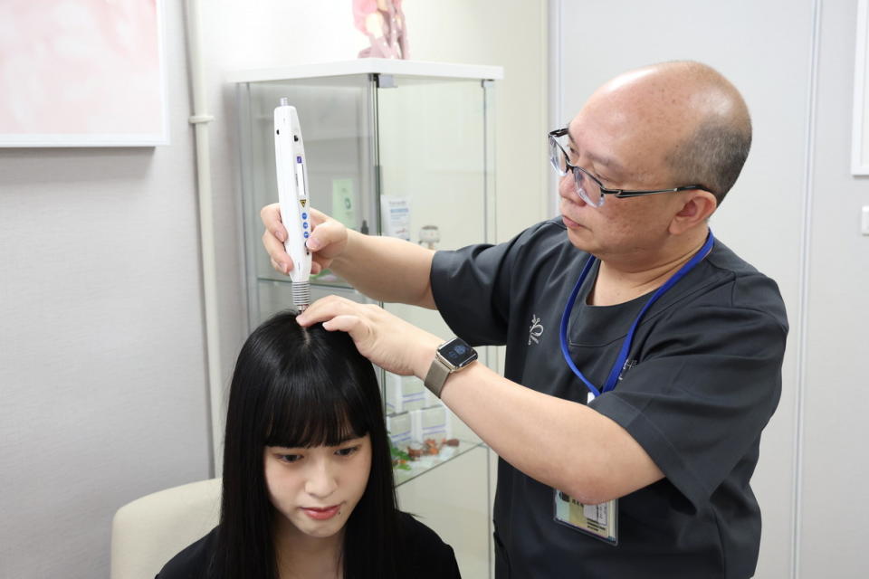 雷射針灸可針對頭皮穴位發射能量，刺激毛囊生長。圖／ 陳賜哿攝