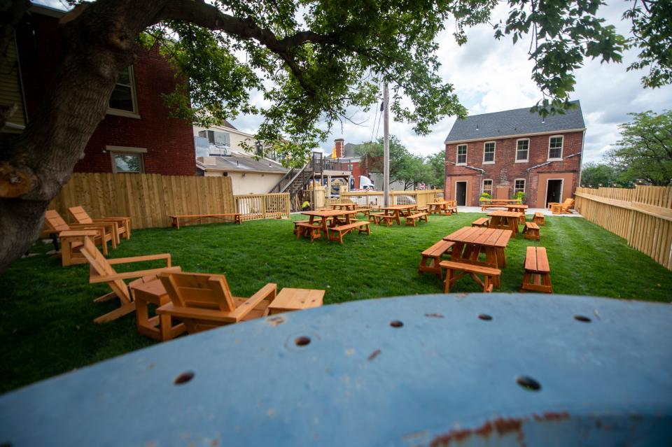 At Granfalloons Tavern in York, diners can take their food to a deck or head over to the patio and dine on picnic tables and Adirondack chairs in a yard-like setting.