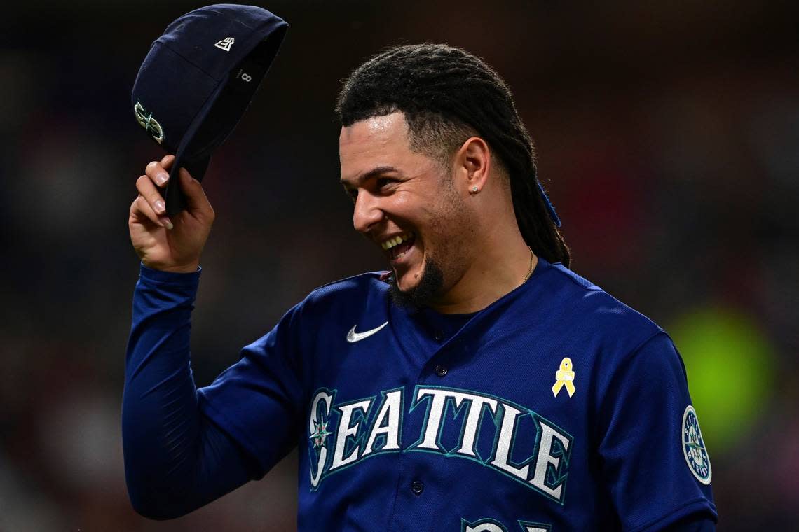 Seattle Mariners starting pitcher Luis Castillo tips his hat while walking to the dugout after a groundout by Cleveland Guardians’ Richie Palacios during the fourth inning of a baseball game Friday, Sept. 2, 2022, in Cleveland. (AP Photo/David Dermer)