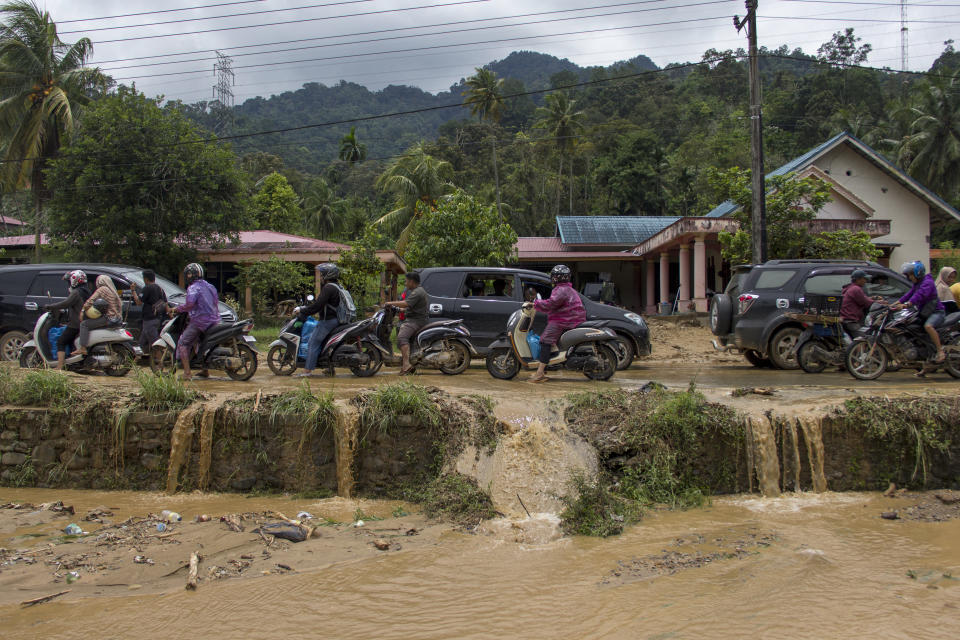 印尼西蘇門答臘省柏希希爾行政區官員9日表示，洪水及土石流造成至少14間民宅遭掩埋，超過2萬戶人家被水淹沒，當地至少10人喪命，還有10人失蹤，目前仍在試圖與遭洪水隔絕的民眾取得聯繫。（Photo by REZAN SOLEH/AFP/Getty Images）