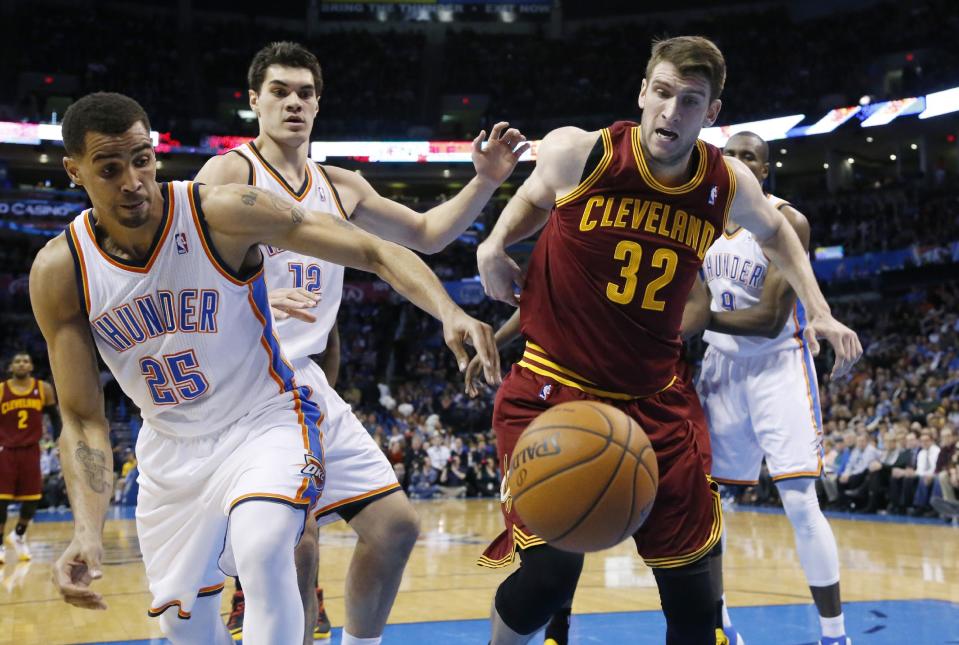 Oklahoma City Thunder guard Thabo Sefolosha (25) and Cleveland Cavaliers center Spencer Hawes (32) watch a loose ball during the second quarter of an NBA basketball game in Oklahoma City, Wednesday, Feb. 26, 2014. Cleveland won 114-104. (AP Photo/Sue Ogrocki)