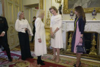 <a href="https://www.elle.fr/People/La-vie-des-people/News/Camilla-Parker-Bowles-face-a-Mel-B-Spice-Girls-rencontre-royale-a-Buckingham#xtor=AL-541" rel="nofollow noopener" target="_blank" data-ylk="slk:Voir la suite des photos sur ELLE.fr;elm:context_link;itc:0;sec:content-canvas" class="link ">Voir la suite des photos sur ELLE.fr</a><br><h3> A lire aussi </h3><ul><li><a href="https://www.elle.fr/People/La-vie-des-people/News/Camilla-Parker-Bowles-participe-a-un-pique-nique-tres-special-pour-la-bonne-cause#xtor=AL-541" rel="nofollow noopener" target="_blank" data-ylk="slk:Camilla Parker Bowles participe à un pique-nique très spécial pour la bonne cause;elm:context_link;itc:0;sec:content-canvas" class="link ">Camilla Parker Bowles participe à un pique-nique très spécial pour la bonne cause </a></li><li><a href="https://www.elle.fr/People/La-vie-des-people/News/Camilla-Parker-Bowles-elle-va-participer-a-une-emission-tv-qui-lui-tient-a-coeur-4077686#xtor=AL-541" rel="nofollow noopener" target="_blank" data-ylk="slk:Camilla Parker Bowles : elle va participer à une émission tv qui lui tient à coeur;elm:context_link;itc:0;sec:content-canvas" class="link ">Camilla Parker Bowles : elle va participer à une émission tv qui lui tient à coeur</a></li><li><a href="https://www.elle.fr/People/La-vie-des-people/News/Camilla-Parker-Bowles-rend-hommage-a-Elisabeth-II-dans-son-premier-discours-en-tant-que-reine-consort#xtor=AL-541" rel="nofollow noopener" target="_blank" data-ylk="slk:Camilla Parker Bowles rend hommage à Elisabeth II dans son premier discours en tant que reine consort;elm:context_link;itc:0;sec:content-canvas" class="link ">Camilla Parker Bowles rend hommage à Elisabeth II dans son premier discours en tant que reine consort</a></li><li><a href="https://www.elle.fr/People/La-vie-des-people/News/Mariage-royal-le-prince-Charles-et-Camilla-Parker-Bowles-les-amants-terribles#xtor=AL-541" rel="nofollow noopener" target="_blank" data-ylk="slk:Mariage royal : le roi Charles III et Camilla, les amants terribles;elm:context_link;itc:0;sec:content-canvas" class="link ">Mariage royal : le roi Charles III et Camilla, les amants terribles</a></li><li><a href="https://www.elle.fr/Astro/Horoscope/Quotidien#xtor=AL-541" rel="nofollow noopener" target="_blank" data-ylk="slk:Consultez votre horoscope sur ELLE;elm:context_link;itc:0;sec:content-canvas" class="link ">Consultez votre horoscope sur ELLE</a></li></ul>