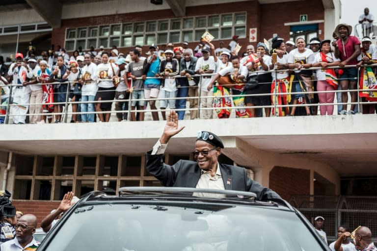 El líder del partido Inkatha Freedom (IFP), Mangosuthu Buthelezi, saluda a la multitud a su llegada al estadio Chatsworth, en las afueras de Durban (noreste de Sudáfrica), el 10 de marzo de 2019 (Rajesh Jantilal)