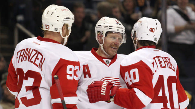 Daniel Alfredsson enjoys a practical, modular Swedish group hug.