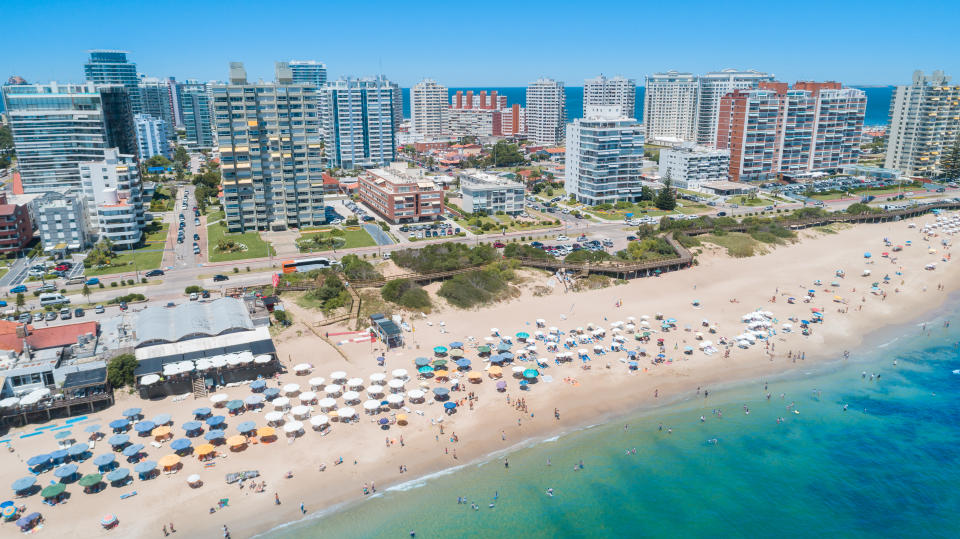 Punta del Este, la escultura de la mano en Playa Brava  (Foto:GettyImages)