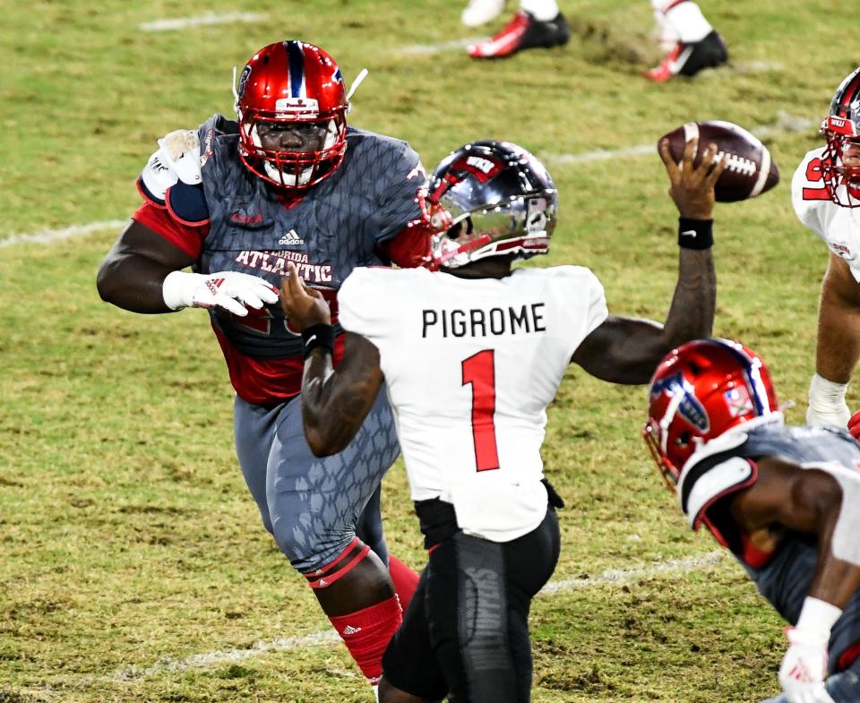 Florida Atlantic nose tackle Evan Anderson (48) pressures the quarterback against Western Kentucky.