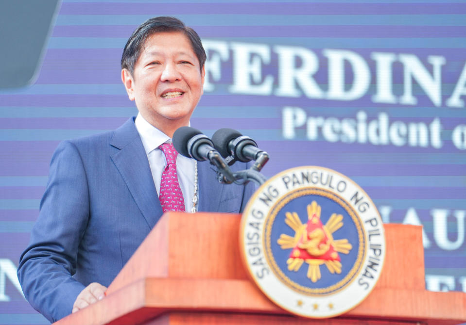 菲律賓總統小馬可仕（Ferdinand Marcos Jr.）政府的國防部長嘗試平息民眾的討論，但他的呼籲未能掩蓋菲律賓民眾對政府政策的疑慮。   圖：擷自@bongbongmarcos／X (資料照片)