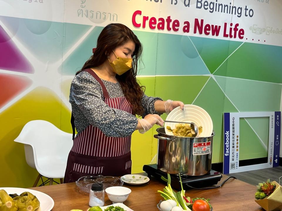 《圖說》范秋水在三重新住民家庭服務中心示範如何用越式酸菜製作台灣美食。〈社會局提供〉