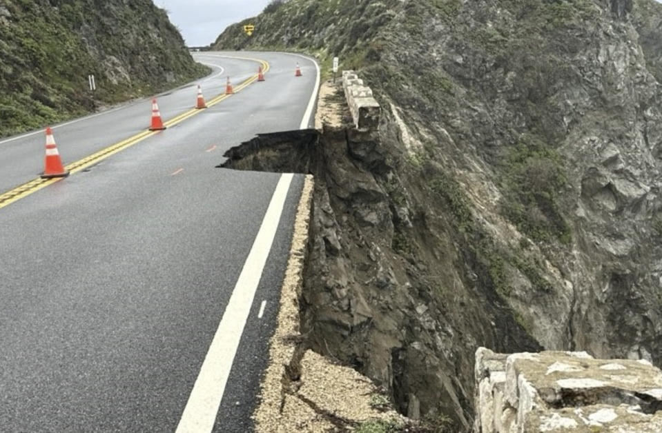 En esta fotografía, publicada en redes sociales por el Departamento de Transporte de California (conocido como Caltrans), puede apreciarse el cierre de la carretera 1 de California a la altura de Rocky Creek, el domingo 31 de marzo de 2024, en el condado Monterey, California, tras intensas lluvias. (Caltrans Distrito 5 vía AP)