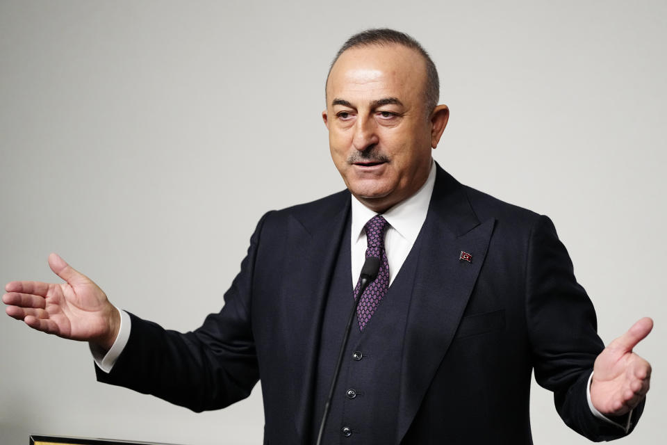 El ministro turco de Exteriores, Mevlut Cavusoglu, habla durante una conferencia de prensa con el ministro estonio de Exteriores, Urmas Reinsalu durante su reunión en Tallín, Estonia, el miércoles 1 de febrero de 2023. (AP Foto/Pavel Golovkin)