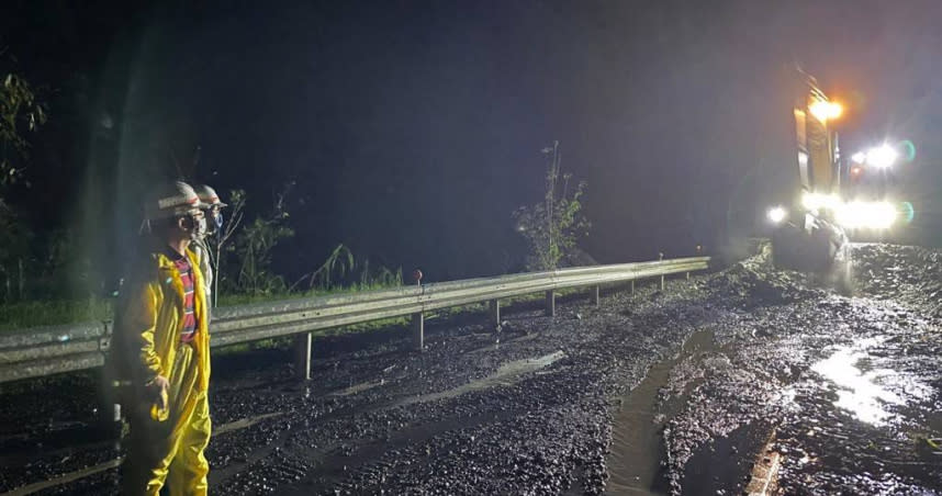 受到尼莎颱風及共伴效應影響，宜蘭縣大同鄉土石流造成台7線多處道路坍方、車輛受困。（圖／公路總局提供）