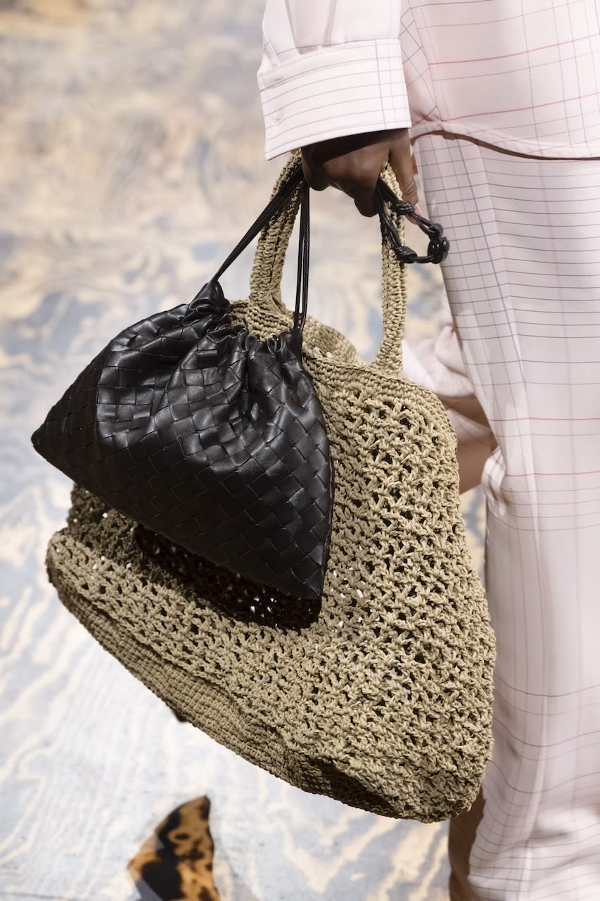 Bottega Veneta 2024秋冬時裝騷潮流筆記：李英愛、劉俊謙現身；下期流行一大一小孖裝手袋？