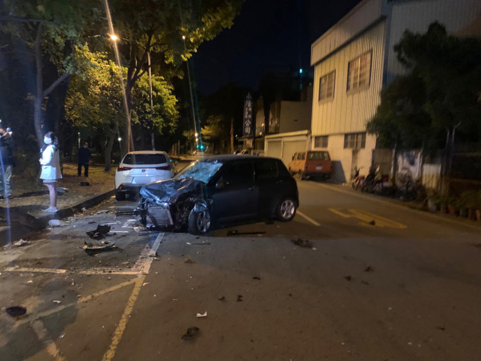 台中15日晚間發生死亡車禍，1輛轎車闖紅燈撞上2輛機車後，肇事駕駛棄車逃逸。   圖：警方提供