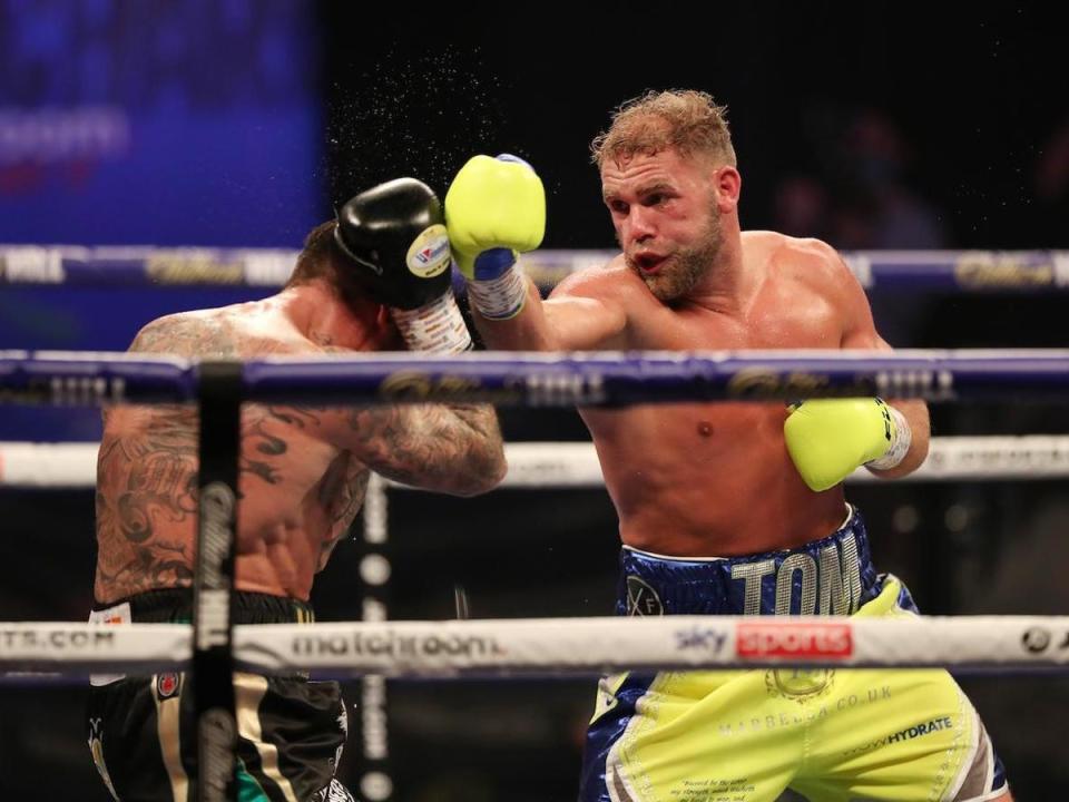 Billy Joe Saunders (right) in action against Martin Murray (Matchroom Boxing)