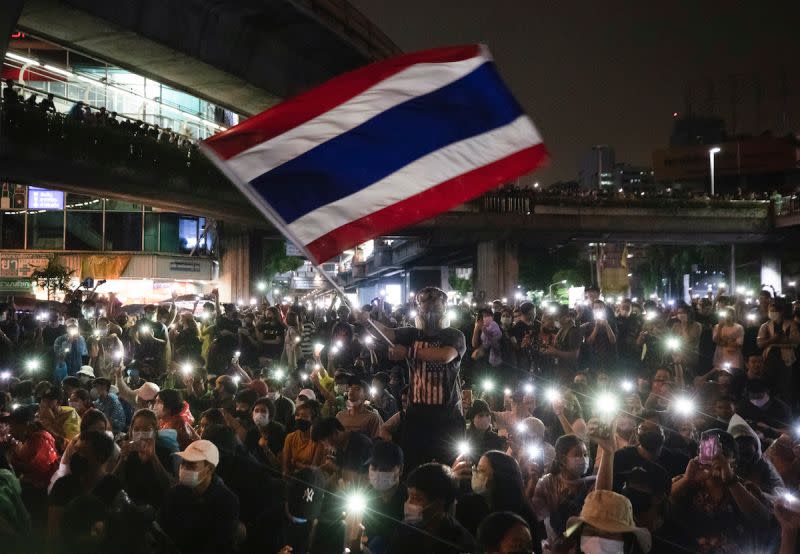 ▲泰國曼谷18日晚間，大批示威者聚集在街頭表達訴求。（圖／美聯社／達志影像）