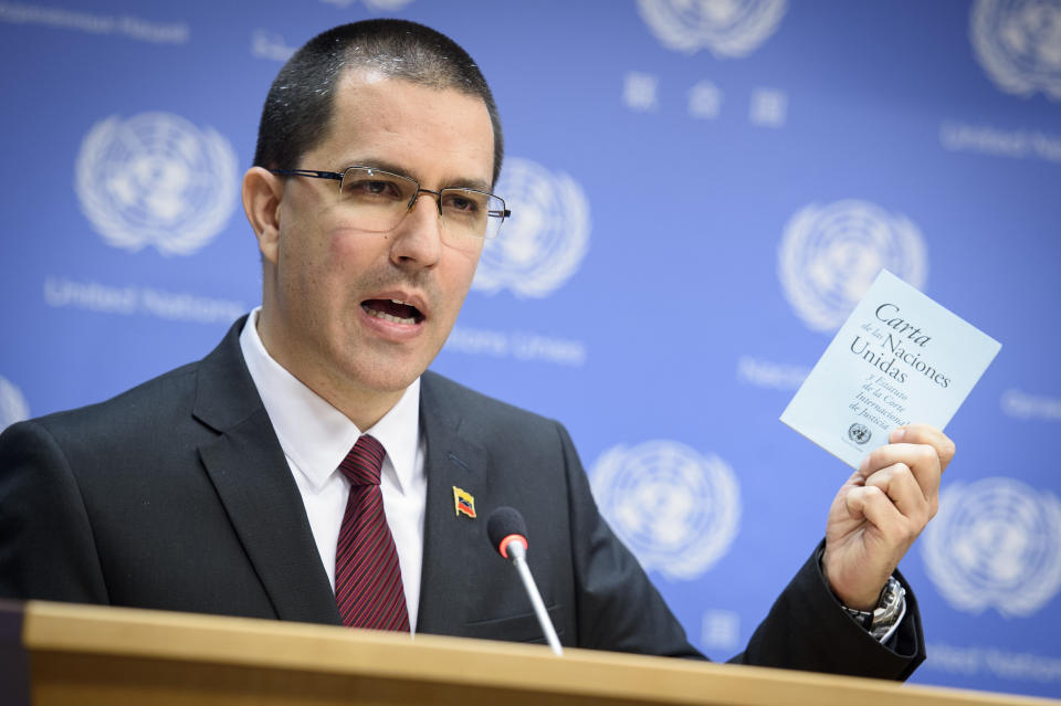 En esta fotografía facilitada por Naciones Unidas, Jorge Arreaza, el canciller de Venezuela, hace declaraciones a la prensa en la sede de la ONU, el vierens 22 de febrero de 2019. (Loey Felipe/Naciones Unidas vía AP)