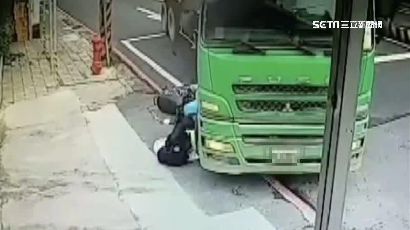 砂石車右轉進入工地，一旁的機車閃避不及直接撞上。