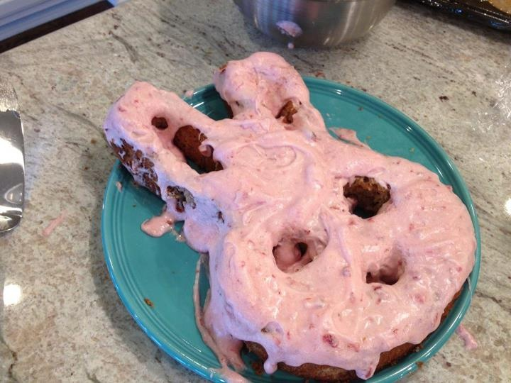 The creator of this cake couldn’t be bothered when it got out of the oven. They had a baby spit strawberry petit filous all over it and punch out the eyes and mouth with it’s tiny hands.