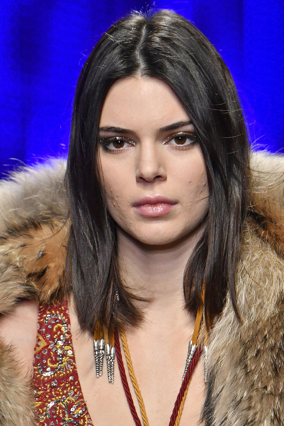 <p>Kendall Jenner volvió a las pasarelas en la Semana de la Moda Masculina de Milán, Italia y allí se robó el show vistiendo un modelito de Dsquared2 que contó con este amplio escote/Getty Images </p>