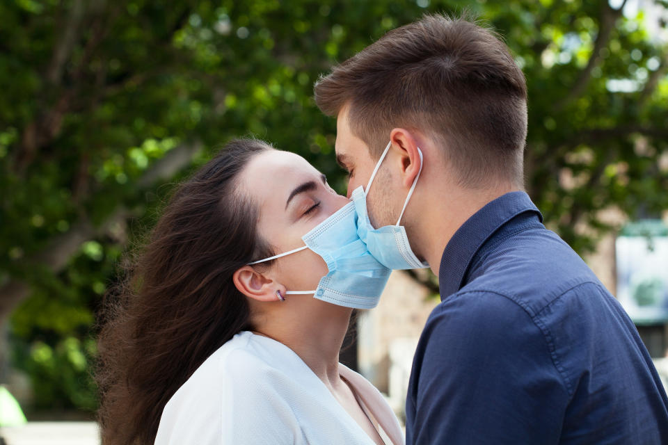 La boca es territorio prohibido. Los besos están totalmente desaconsejados entre no convivientes y casi reservados a parejas estables ya que el virus se transmite a través de la respiración y la boca. (Foto: Getty)