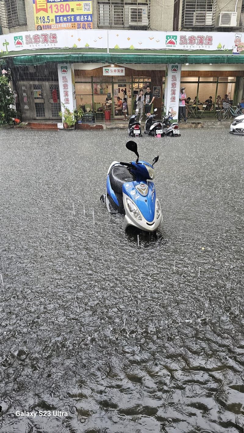 淹水深度快高過機車輪胎。（圖／網友匿名授權提供）