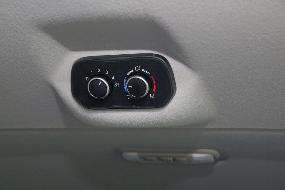 後座標配有獨立空調控制系統，左側可調整風量大小，右側旋鈕兼具風向與冷熱調整機能。