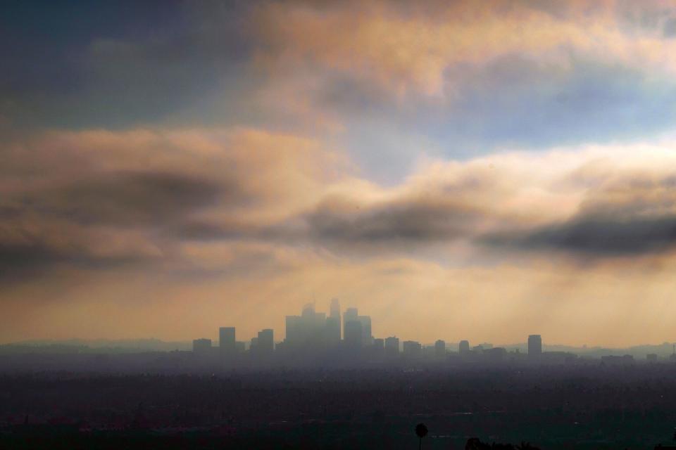 In this Oct. 26, 2018, file photo, downtown Los Angeles is shrouded in early morning coastal fog and smog.  (ASSOCIATED PRESS)