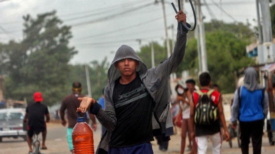 Un vendedor callejero de gasolina.