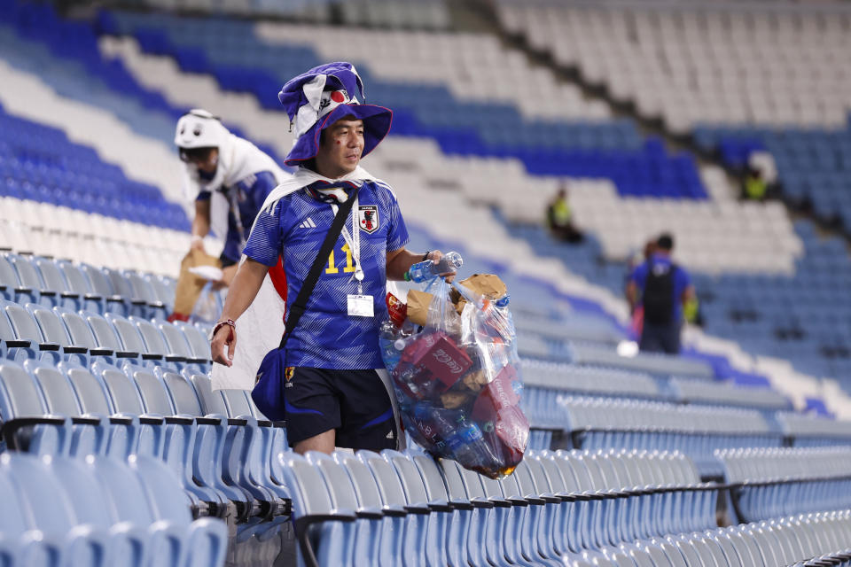 Aficionados de Japón limpiando el estadio posterior a la derrota de su equipo frente a Croacia en Qatar 2022 (Foto: Credit: Yukihito Taguchi-USA TODAY Sports