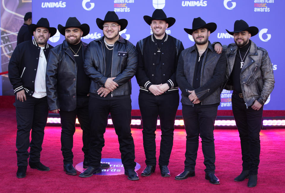 ARCHIVO - Grupo Frontera llega a los Latin AMAs en Las Vegas el 20 de abril de 2023. El grupo es finailsta en 15 categorías de los Premios Billboard de la Música Latina. (Foto AP/John Locher, archivo)