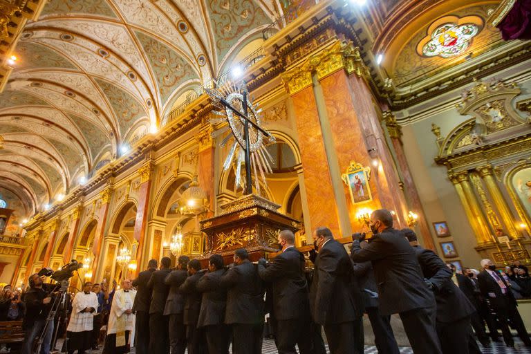 Entronización de las imágenes del Señor y Virgen del Milagro, en Salta, una de las festividades católicas más importantes de América Latina