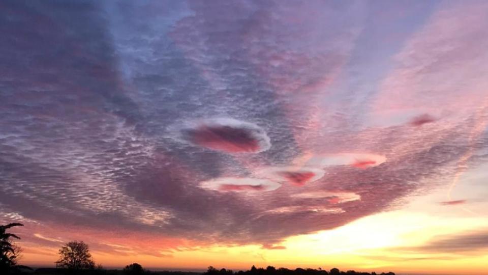 「穿洞雲」單純是飛機穿過「高積雲」（altocumulus clouds）時產生。（圖／翻攝自《每日郵報》）