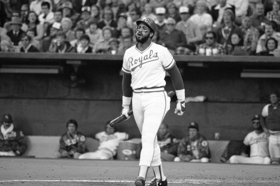 ARCHIVO – El ex bateador de los Reales de Kansas City Willie Aikens se dirige al árbitro de tercera base para quejarse de la decisión sobre un strike de medio swing en la séptima entrada. (Foto: AP/Ray Stubblebine)