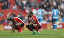 <p>Sunderland’s Jermain Defoe and Victor Anichebe look dejected </p>