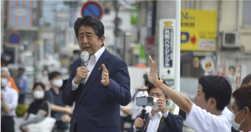 日本前首相安倍晉三本月8日遇刺身亡，現場維安人員至今仍相當自責。（圖／達志／美聯社）