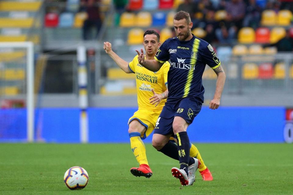 Frosinone's Raffaele Maiello, left, vies for the ball with Chievo's Pawel Jaroszynski during the Serie A soccer match between Frosinone and Chievo Verona at the Benito Stirpe stadium in Frosinone, Italy, Saturday, May 25, 2019. (Federico Proietti/ANSA via AP)