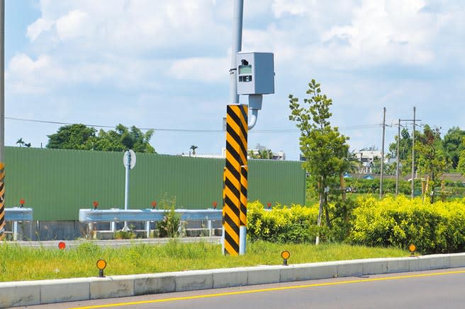 去年8月底通車的員埔路，從北員林往埔心車程只需5分鐘，許多用路人愈開愈快，導致事故不斷，警方在此設置固定式測速照相桿，半個多月就取締612件違規。（謝瓊雲攝）