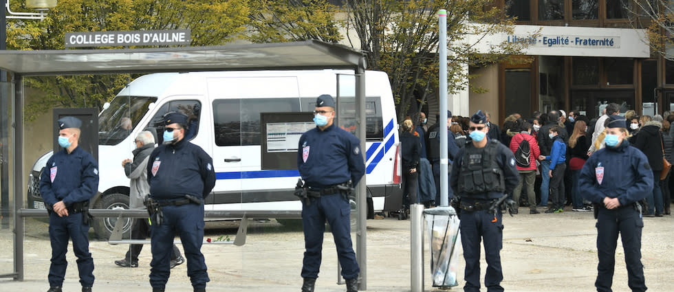 Des CRS devant le collège de Conflans-Sainte-Honorine.
