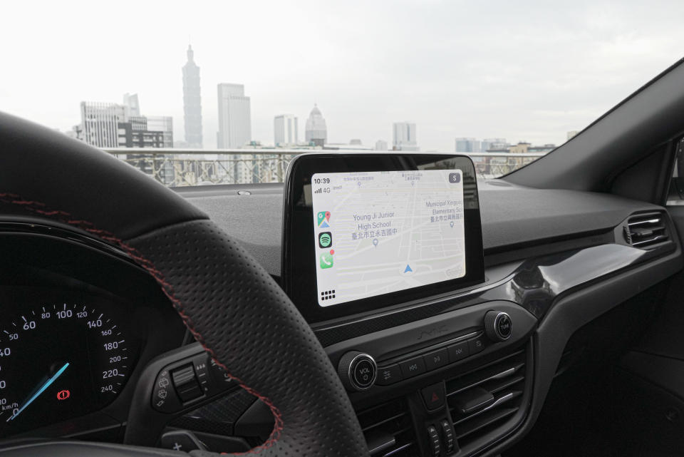 8 吋懸浮式全彩 LCD 觸控螢幕支援 Apple CarPlay、Android Auto。