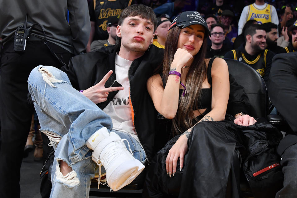 Peso Pluma y Nicki Nicole en un juego de basketball entre Los Angeles Lakers y los Denver Nuggets en el Crypto.com Arena el 8 de febrero de 2024 en Los Angeles, California. (Photo by Allen Berezovsky/Getty Images)