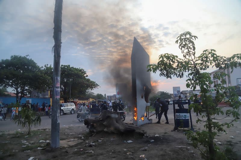 Residents set fire to mysterious monolith that appeared in Kinshasa