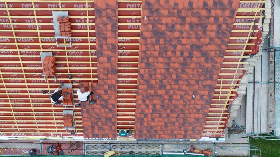 Dachdecker in Brandenburg: Für die meisten Menschen in Deutschland ist die Arbeit die finanzielle Grundlage des Lebens. Foto: Patrick Pleul