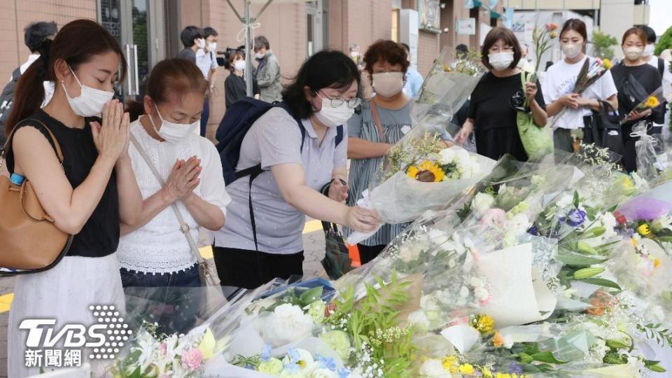 民眾前往槍擊現場悼念。（圖／達志影像美聯社）